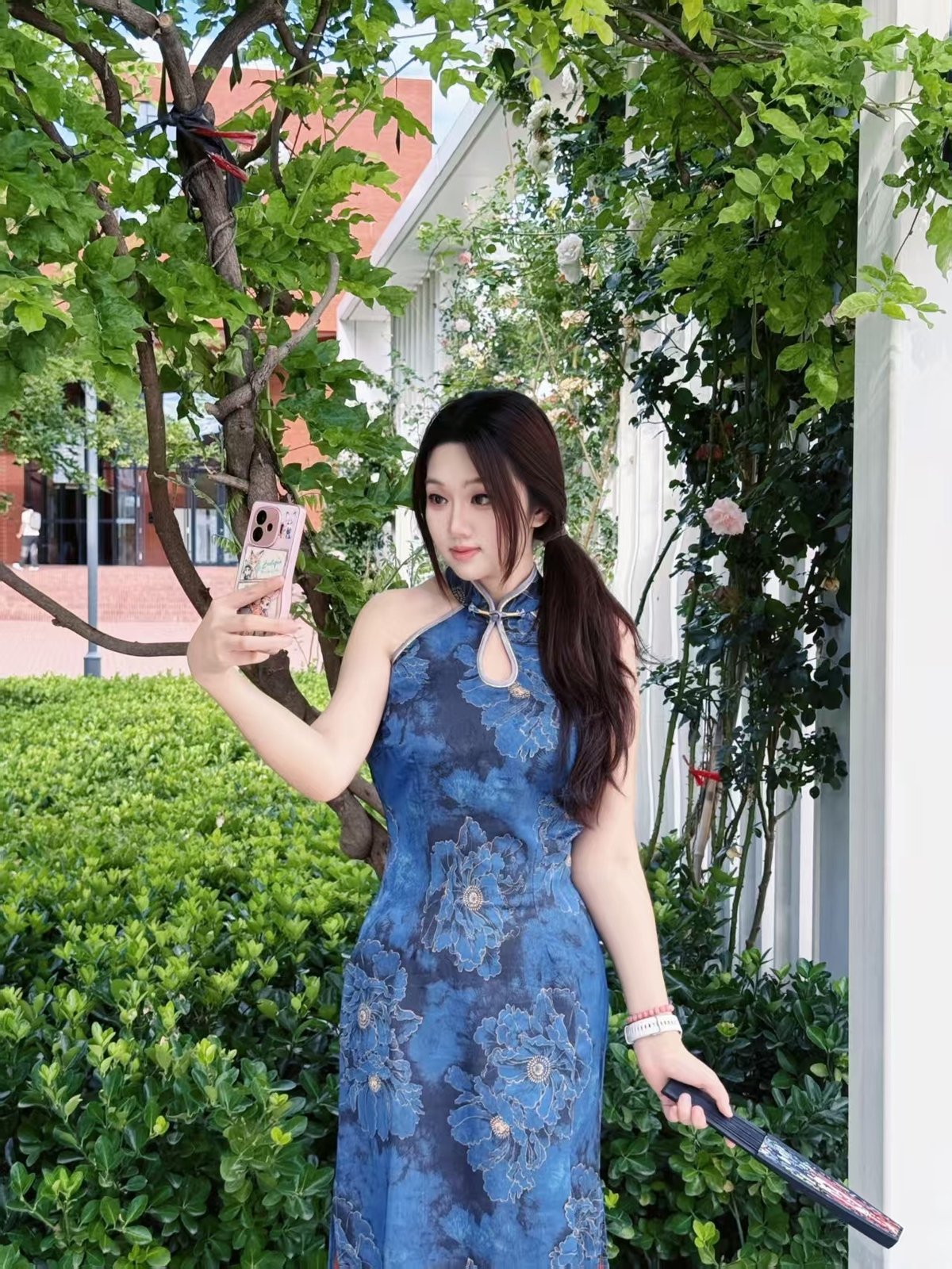 花园里的蓝色裙装照片